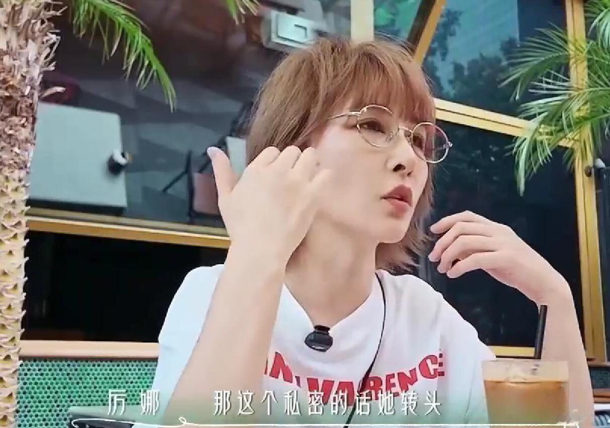 厉娜恨过许飞非常久先给大家捋一捋她俩的事儿：06超女那会，厉娜和许飞本来是很要好