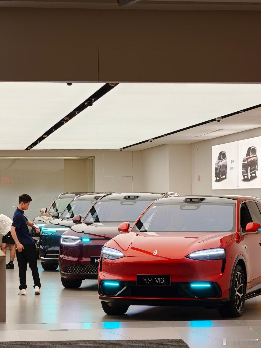 广州东方宝泰这家华为店直接摆了一排问界，6789 齐了 