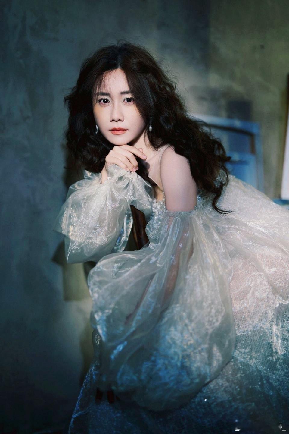 刘芸 油画里跑出来的公主柔焦光影里的优雅姿态，像从17世纪油画中走出来的贵族少女