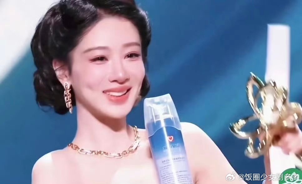 杨紫眼睫毛哭成这样都没有黑杨紫用的什么粉底液，底妆好好啊，这样都不脱妆 