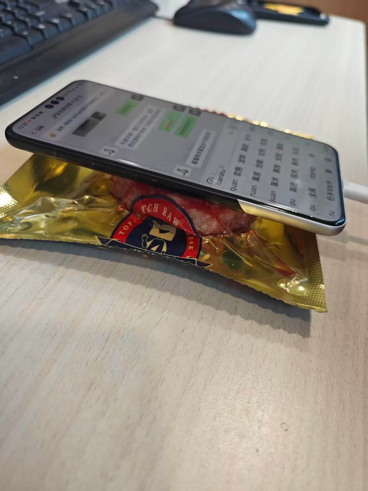 你别说，和牛牛肉饼用来给手机降温还挺方便～板板正正的一块，还能垫高。再买华为我是