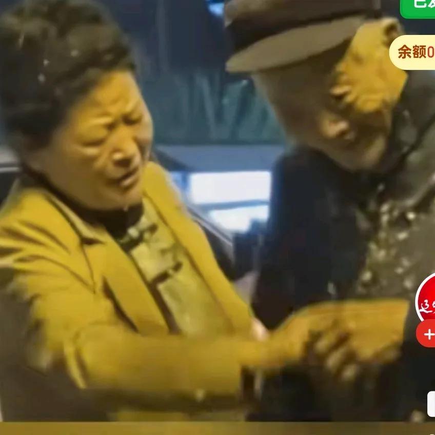 大爷爆栗子时操作失误溅到阿姨和大爷身上，大姨第一时间帮大爷摘掉身上的残渣，
没有