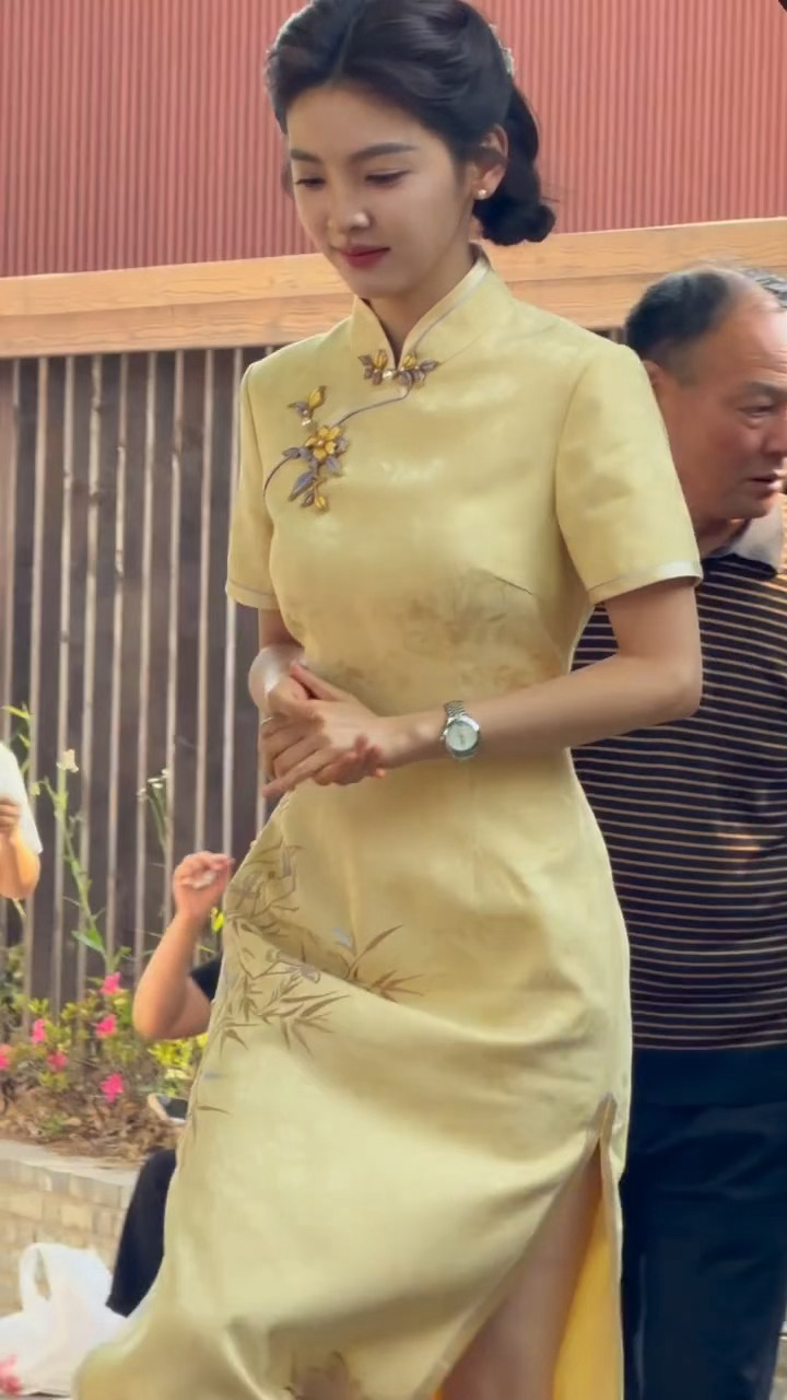 盏姐穿旗袍好有韵味吧章若楠黄色旗袍盘发造型