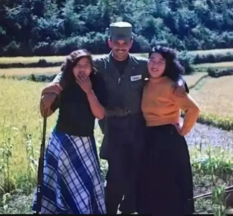 20世纪50年代，在美驻韩军营外的一片庄稼地边，两名漂亮的韩国女子与一名美军大兵