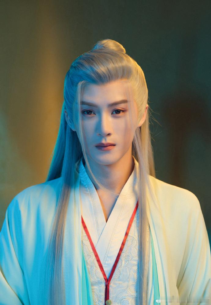 #檀健次说想让大家记住相柳# 演员与角色相互成就，檀健次的相柳让人难以忘怀，这一