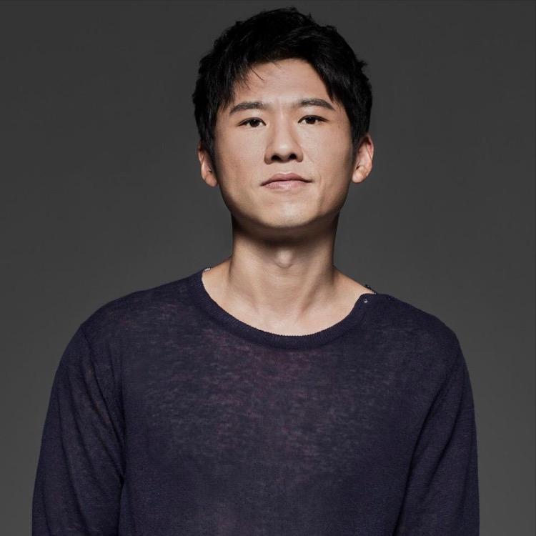 演员，王馥荔说，我这个儿子王骁啊，从小就仗义，他那个时候住校，喜欢滑板，想不到有