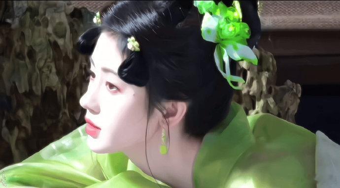#鞠婧祎壁画中的少女# 鞠婧祎恰似壁画里的绝美少女，风格百变皆适配。敦煌美学加持
