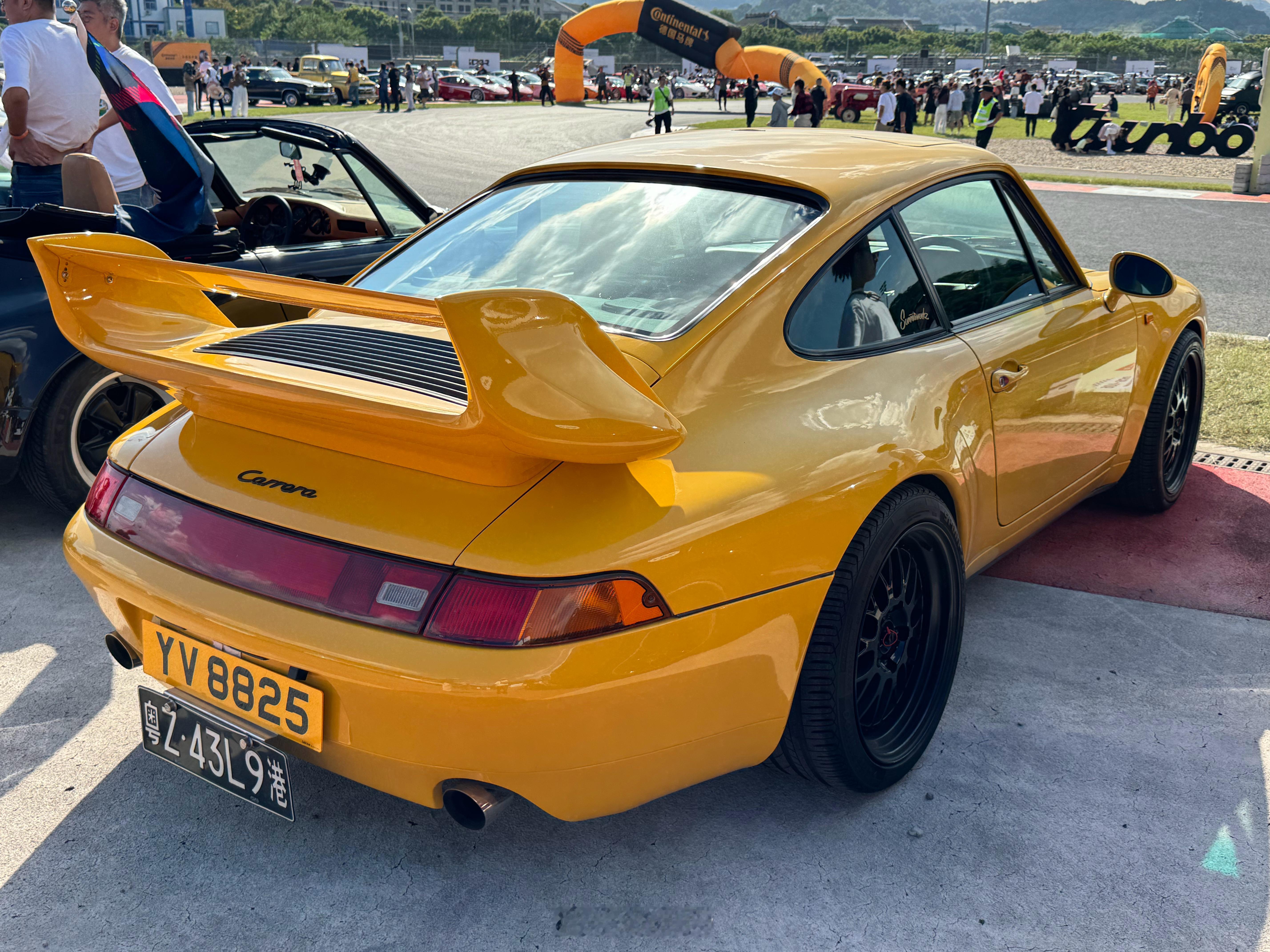 911可以玩大尾翼，可以玩小尾翼；可以玩固定尾翼，可以玩电动尾翼；还可以玩没尾翼