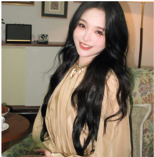 金莎鎏金缎面居家松弛感穿搭，这套穿搭完全贴合金莎近期偏爱的宽松舒适路线，没有紧绷