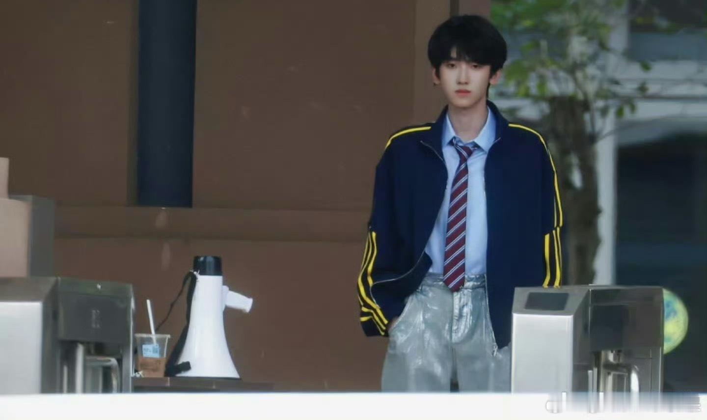 我去 这个左奇函还蛮帅的 感觉是四代里比较突出的帅哥了 据说还要拍我们的少年时代