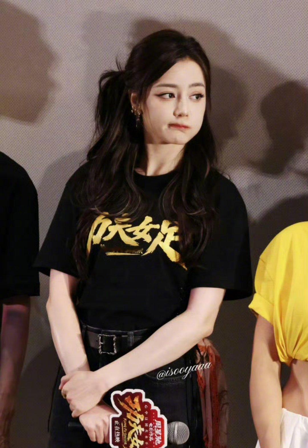迪丽热巴杭州路演路透热巴杭州路演状态有点太好了吧！俏皮侧马尾卷发衬得热巴更加灵动