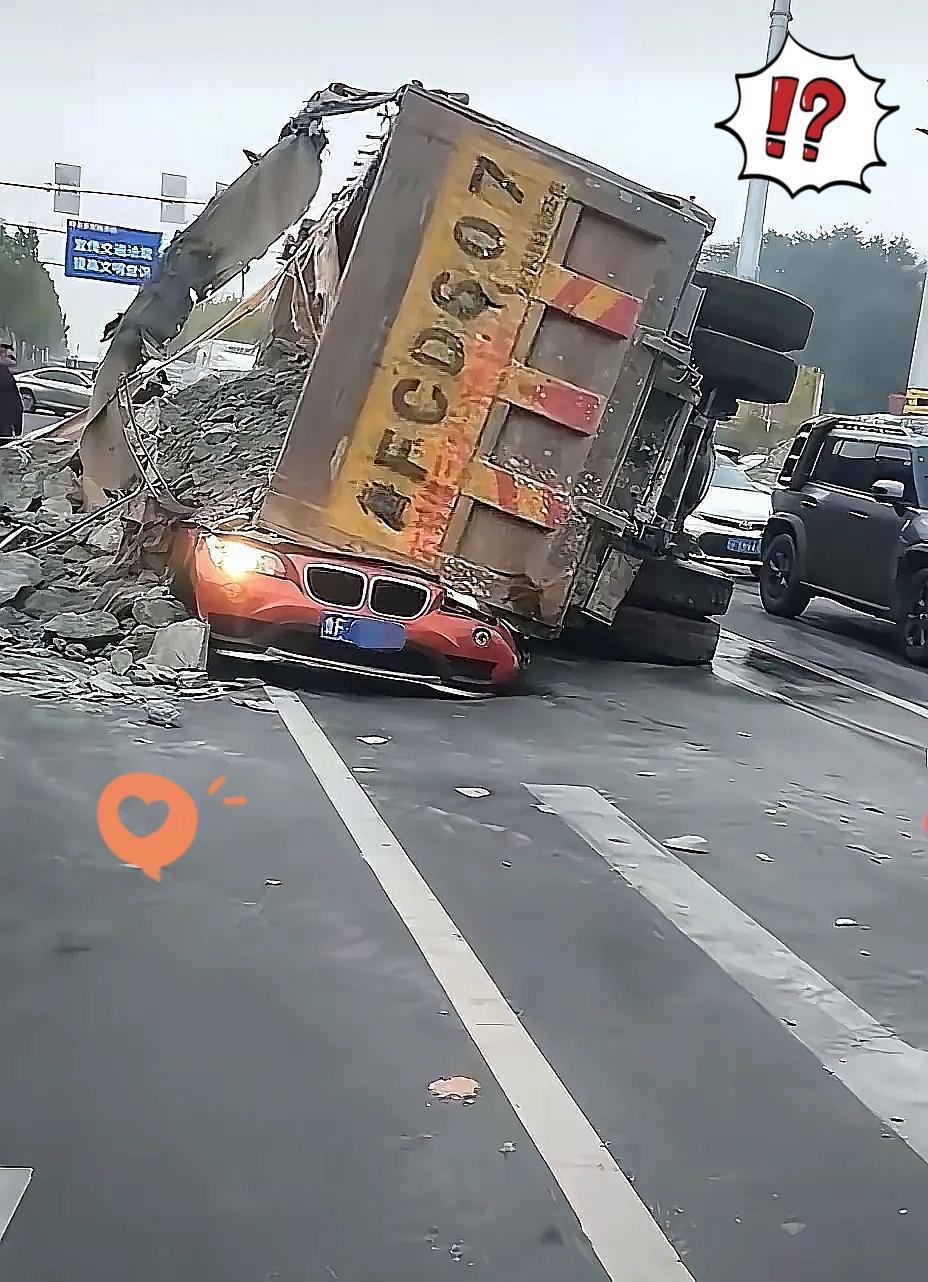 芝罘区这场车祸太令人痛心！宝马被大
货车侧翻砸中，车主不幸离世，实在惋
惜。
有
