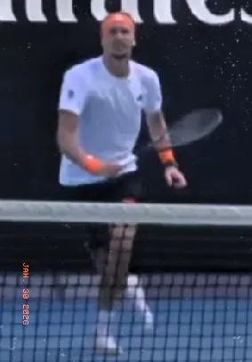 澳网半决赛第四盘第7、8局:
兹韦列夫先是强势保发，阿卡对腿伤仍有忌惮，不敢发力