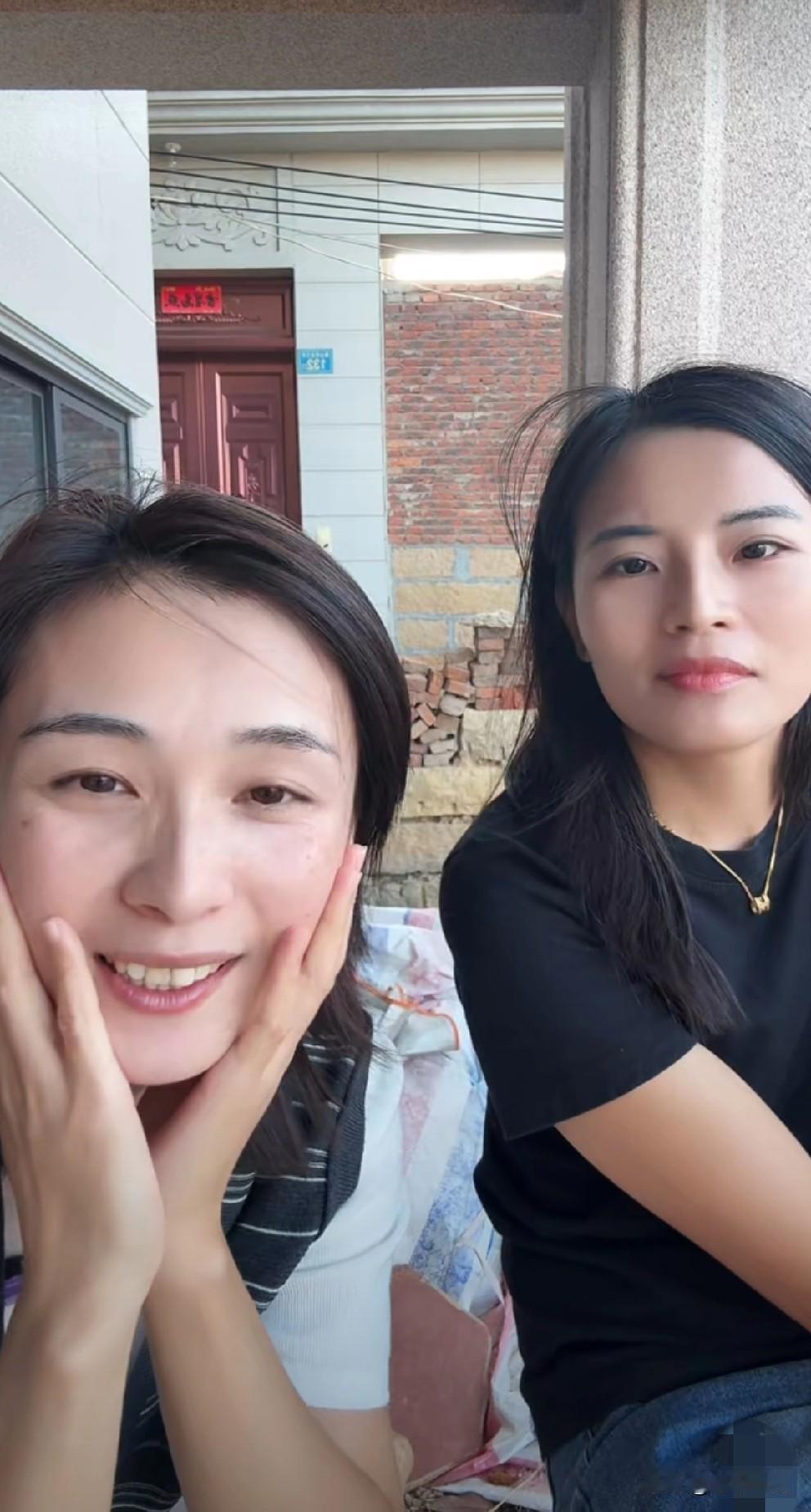 好震惊！刚看瑾汐直播，她表妹佩佩竟然也是抱养的。而且有网友说这种现象还不是偶然现