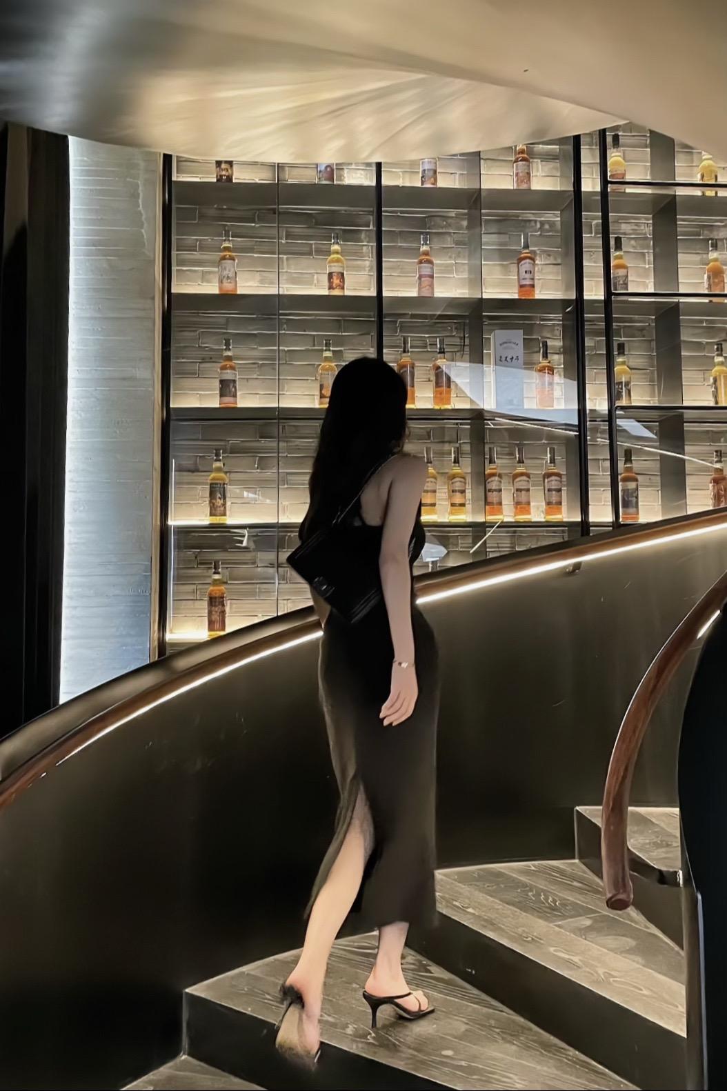 她留给你 是背影。