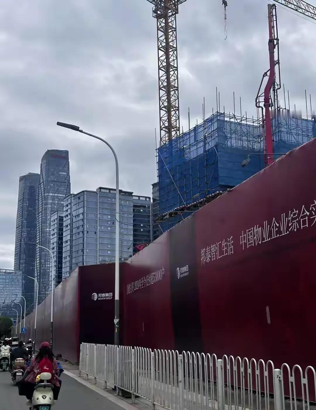 这个位于万达双塔片区的邦泰项目，以前是复地云极的一个烂尾商业项目，当初是规划建两