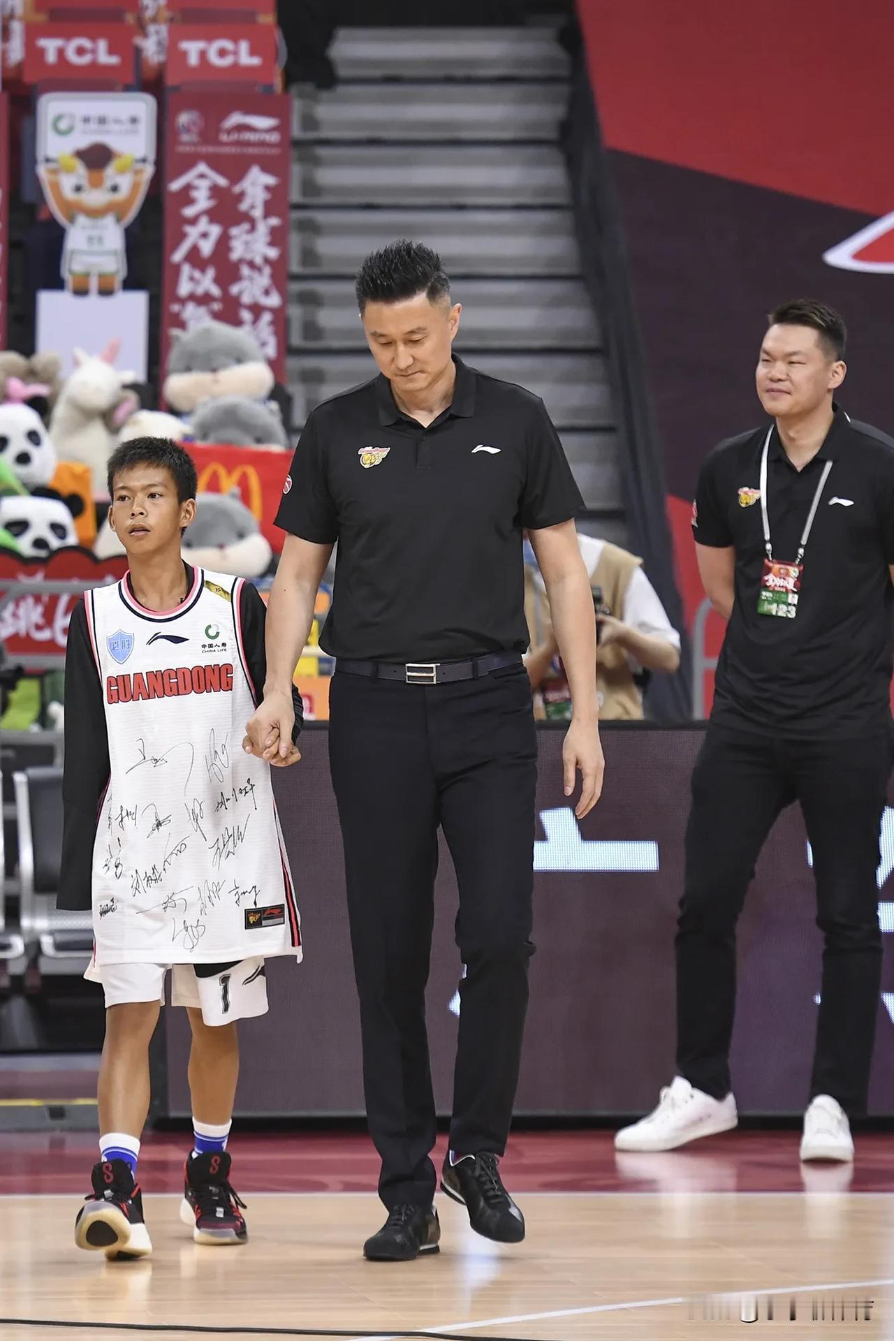 本次库里中国行四川站中出现了暖心一幕，库里在人群中一眼就认出了自己四年前发文祝福