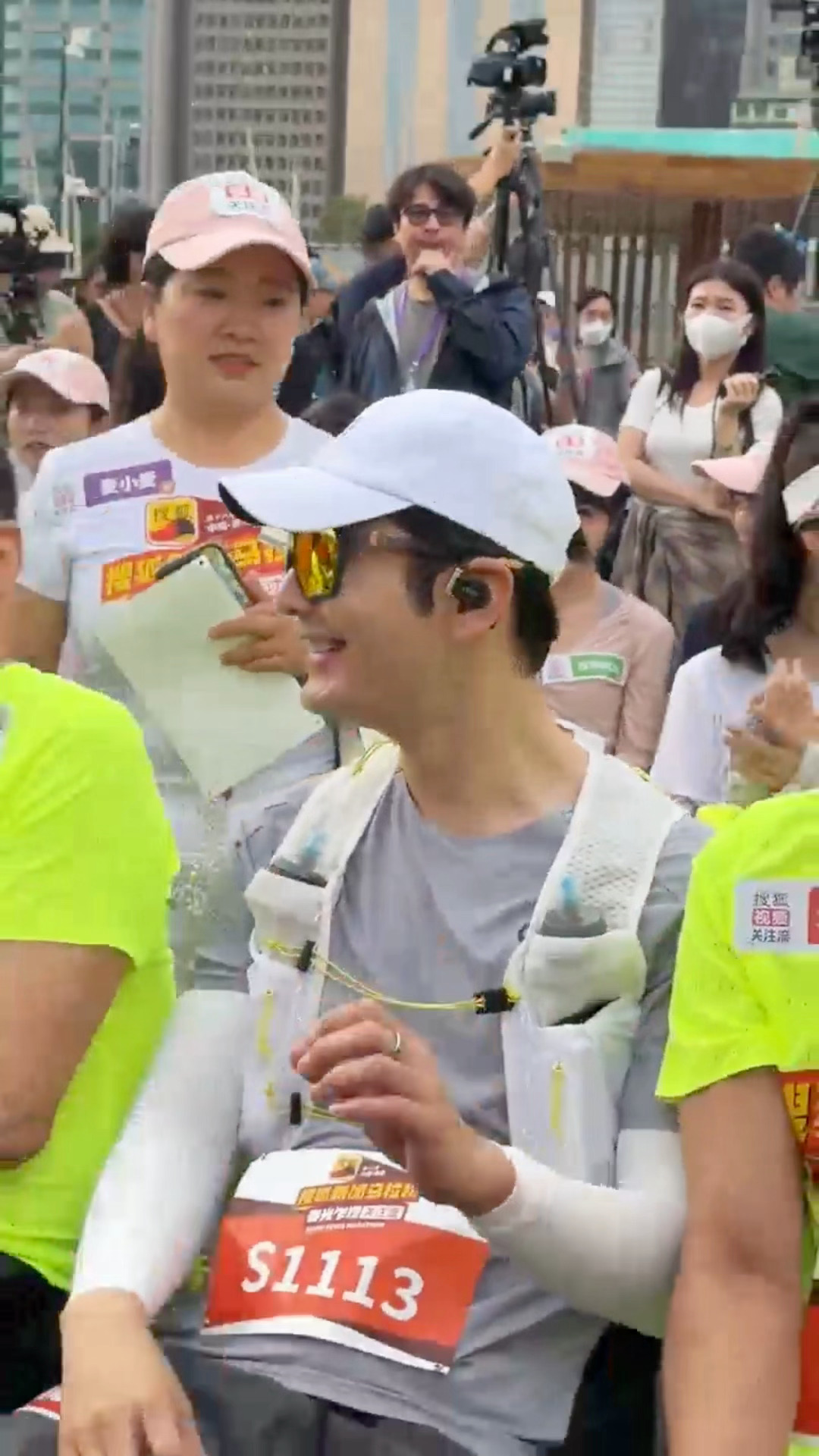 黄晓明老辈子饭撒黄宗泽饭撒vs黄晓明饭撒黄晓明老辈子饭撒，太会比心了 