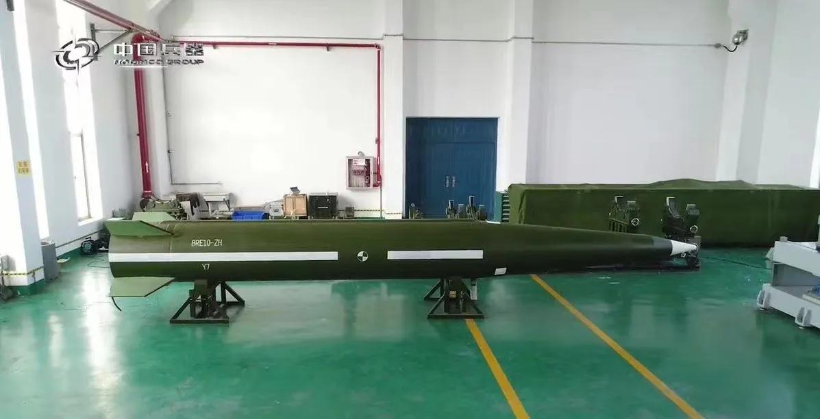 中国陆军终于又再次拥有了一款新型战术地地导弹。陆军战役战术导弹部队曾列装过DF-