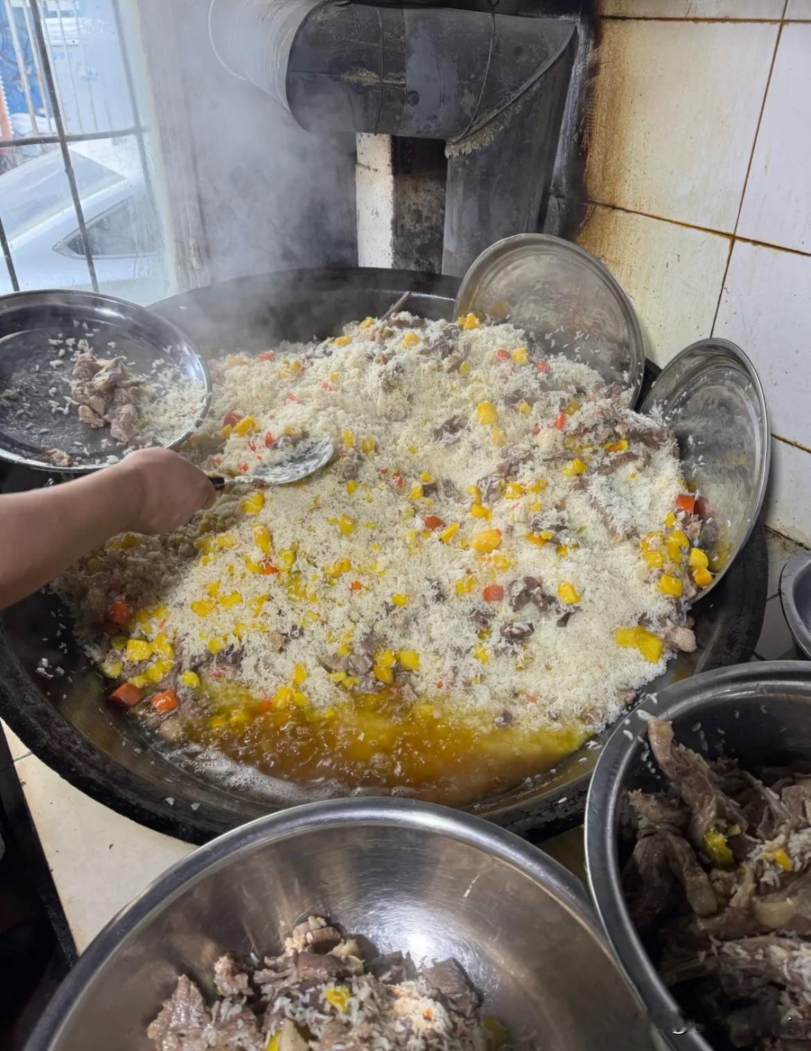 说真的现在35能吃到这么多肉的碎肉抓饭真的少见，平时吃的那种碎肉抓饭肉只有指甲干