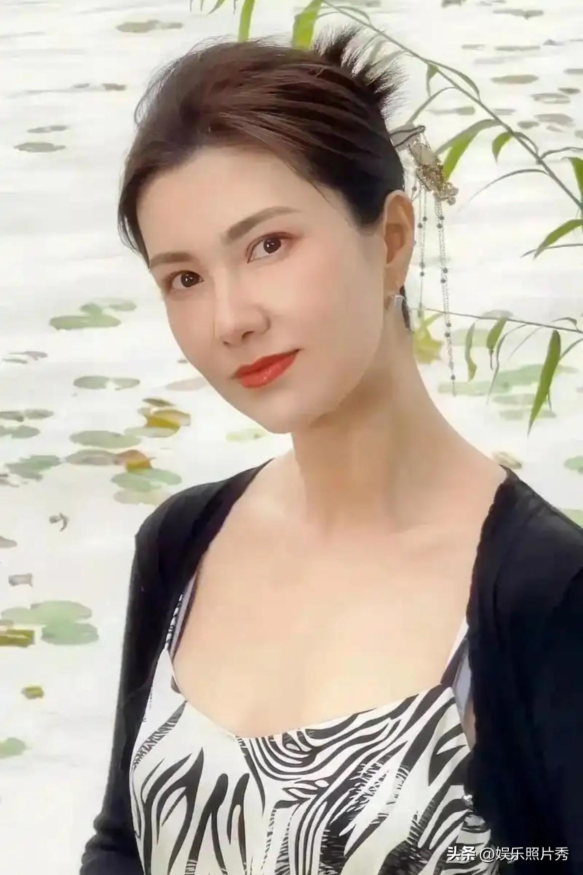 她那种“自然美”特别的真实，简单的素颜透着温婉大方！

她五官精致，是80后演员