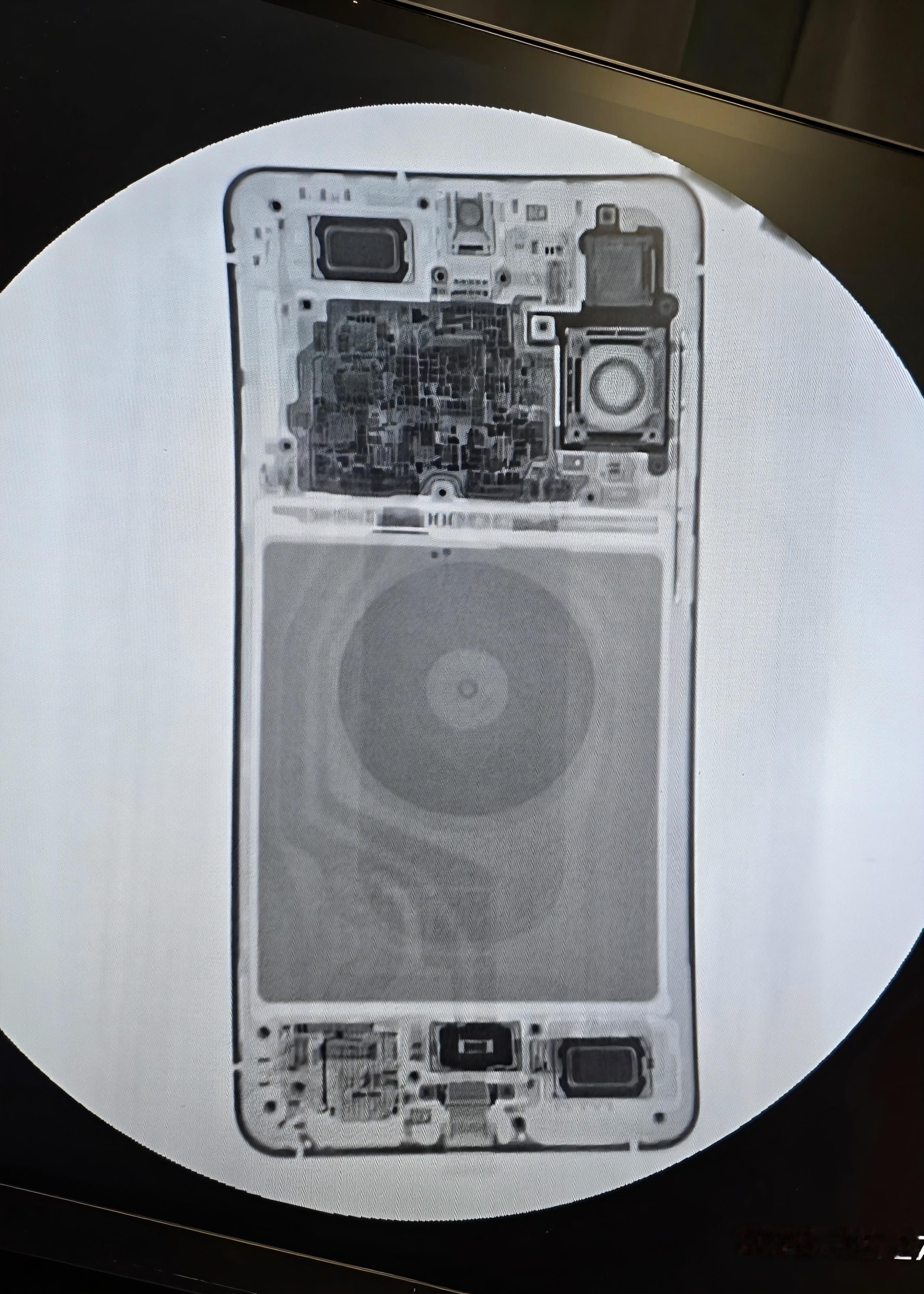 S25 Edge X光成像 ，元器件集中在上部，确实相当紧凑，电池本身的面积很大