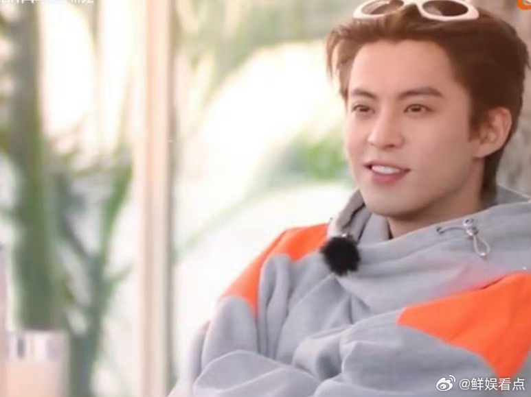 客栈欢乐日常：白鹿在线派发宝宝，王鹤棣被迫签收。白鹿把孩子塞到王鹤棣怀里亲爱的客