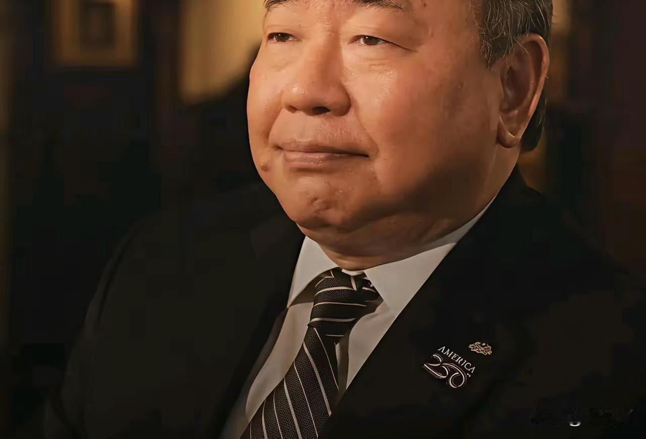 台湾驻美“代表”俞大㵢刻意戴着美国建国250周年的翻领勋针，来表达对美国的亲近。