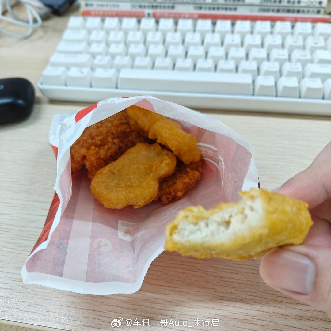 到了疯狂星期四了心血来潮点个下午茶吃吃洪都大拇指的烤肠味道不错虽然说华莱士已经退