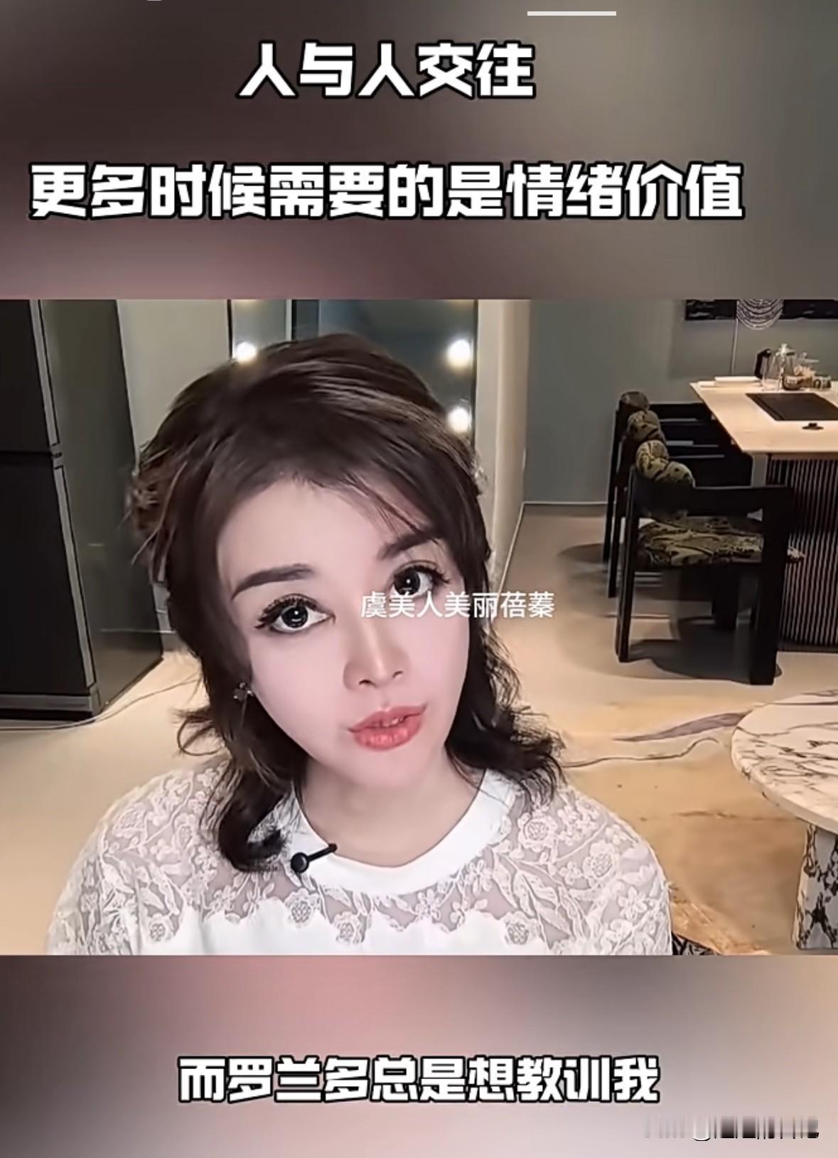 一个55岁的女人，一个跟儿子一样大的男孩子，两个人大庭广众，搂搂抱抱，亲过来，亲