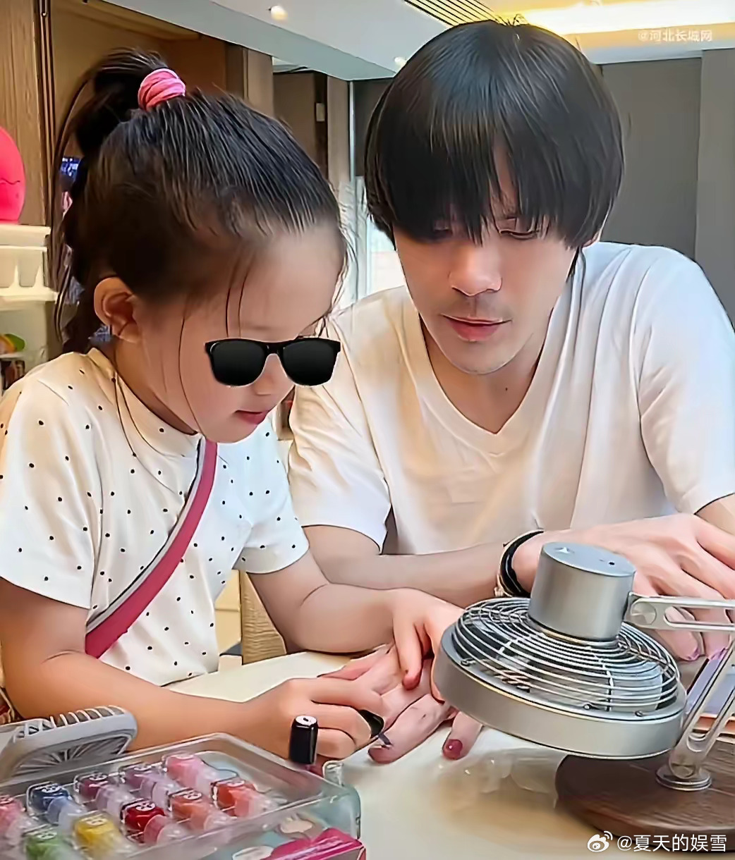 不得不说，向佐爱孩子众所周知，但是更让人震撼的是，他一个练武出身的，竟然心甘情愿