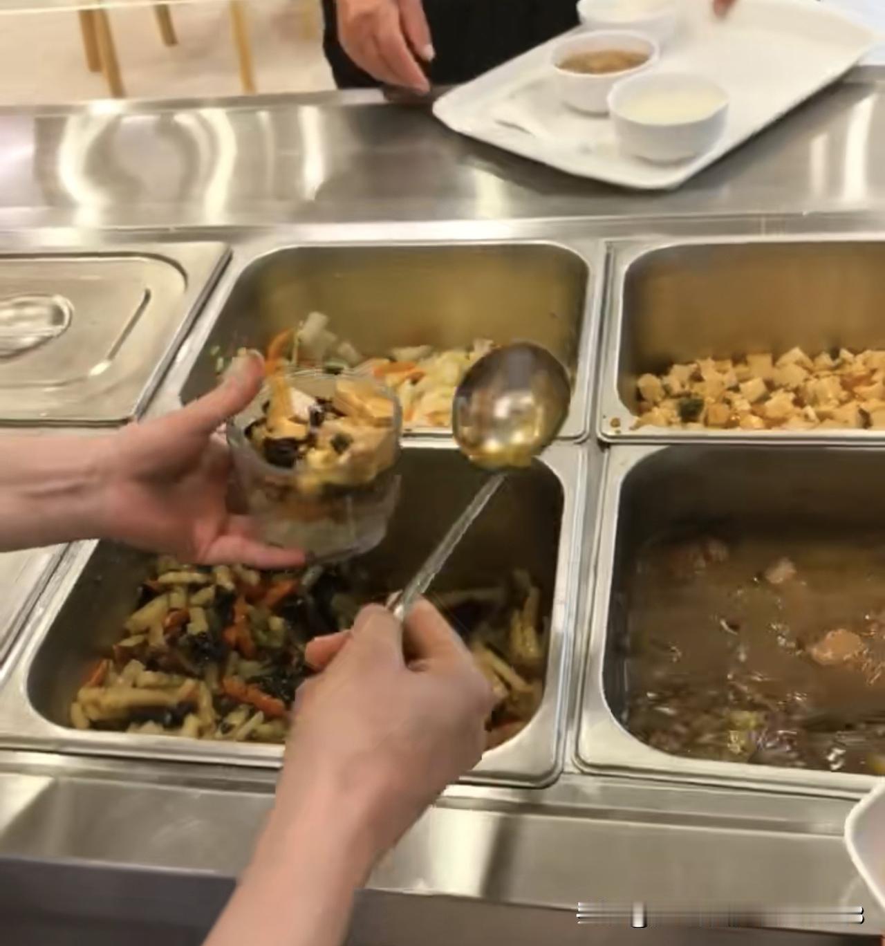 我母亲是这个养老院里唯一一个饭菜需要打碎了喂饭的老人，一是稍微硬一点的都嚼不动，