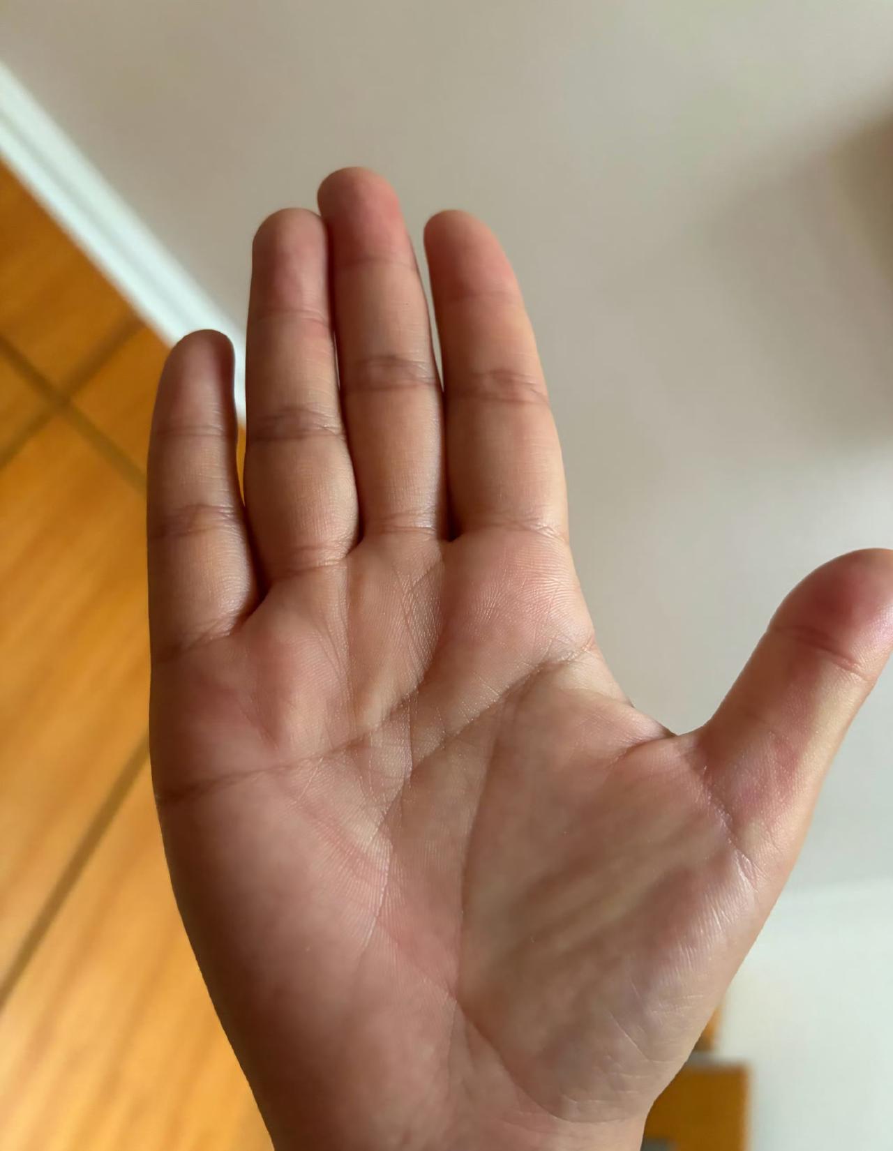 你这手是重情重义的手，也是心思细腻的手。这辈子不缺人疼，也不缺机会，唯一要修的，