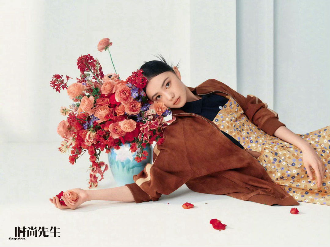 刘浩存登封时尚先生Esquire 四月刊，来自Miu Miu的助力加持，正式解锁