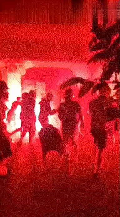 武契奇宣布来华参加阅兵，人还没有出发，塞尔维亚街头就开始乱了，背后事情不简单。