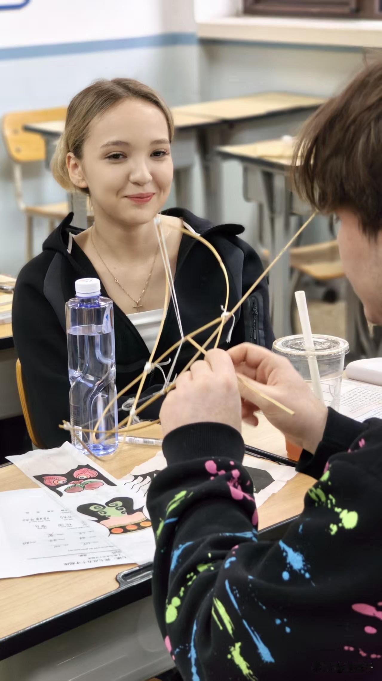 老外学做风筝，今天终于要放了

学校前阵子请了几个非遗专家、风筝老师傅，来教留学