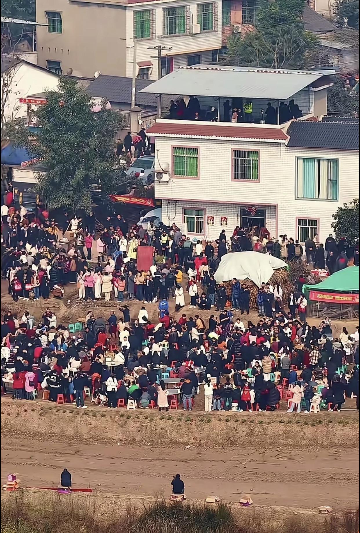 重庆合川某村的“年猪宴”，吸引四面八方的游客赶来赴宴，热闹非凡，据称该“年猪宴”