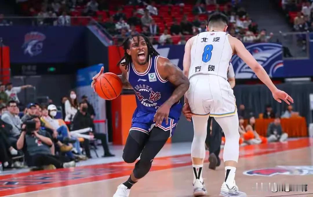 CBA和NBA的差距就像末流二本和清北的差距，虽然都是大学，差距大到无法想象。如