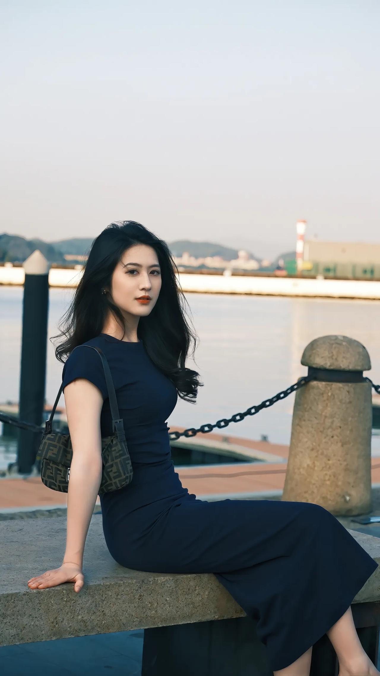 明明是很拧巴的人 却总在扮演明媚的角色