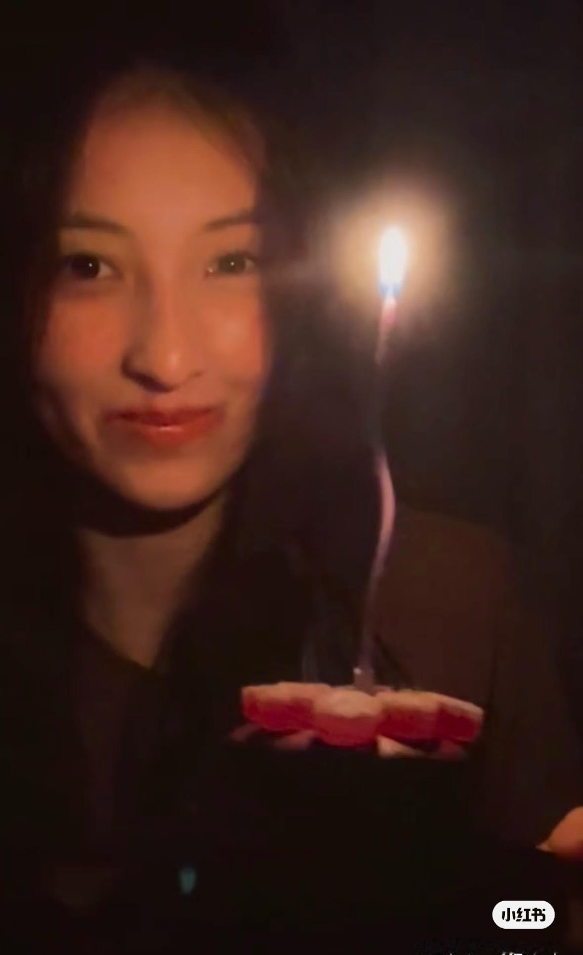 里的张子枫唐河清 就是因为长期营养不良，又矮又瘦，为了演绎好这个角色而坚持自律健