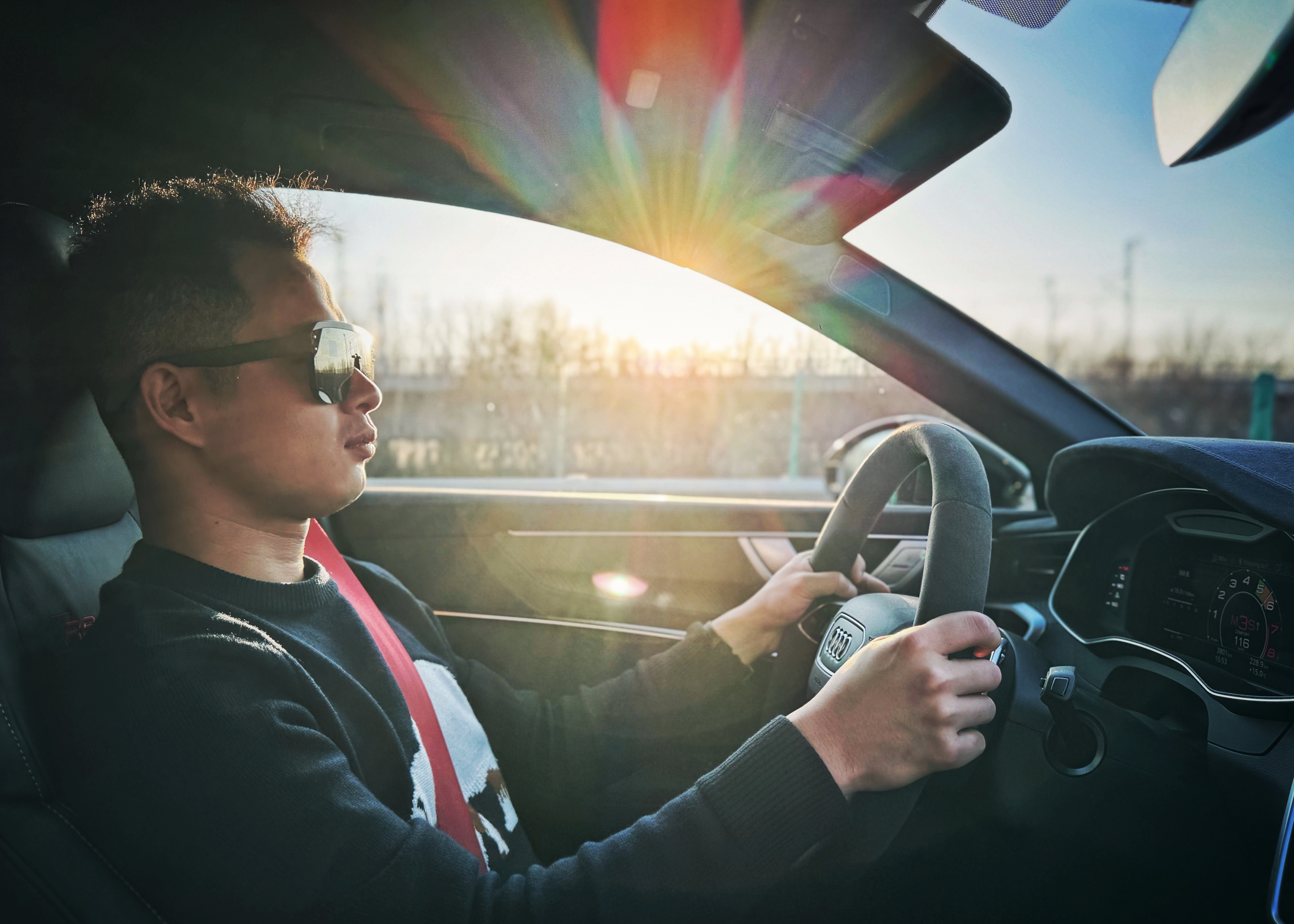 我真的从来都喜欢自己一个人开车，即便是我司秋哥在副驾，总还是会感觉不够自在。So