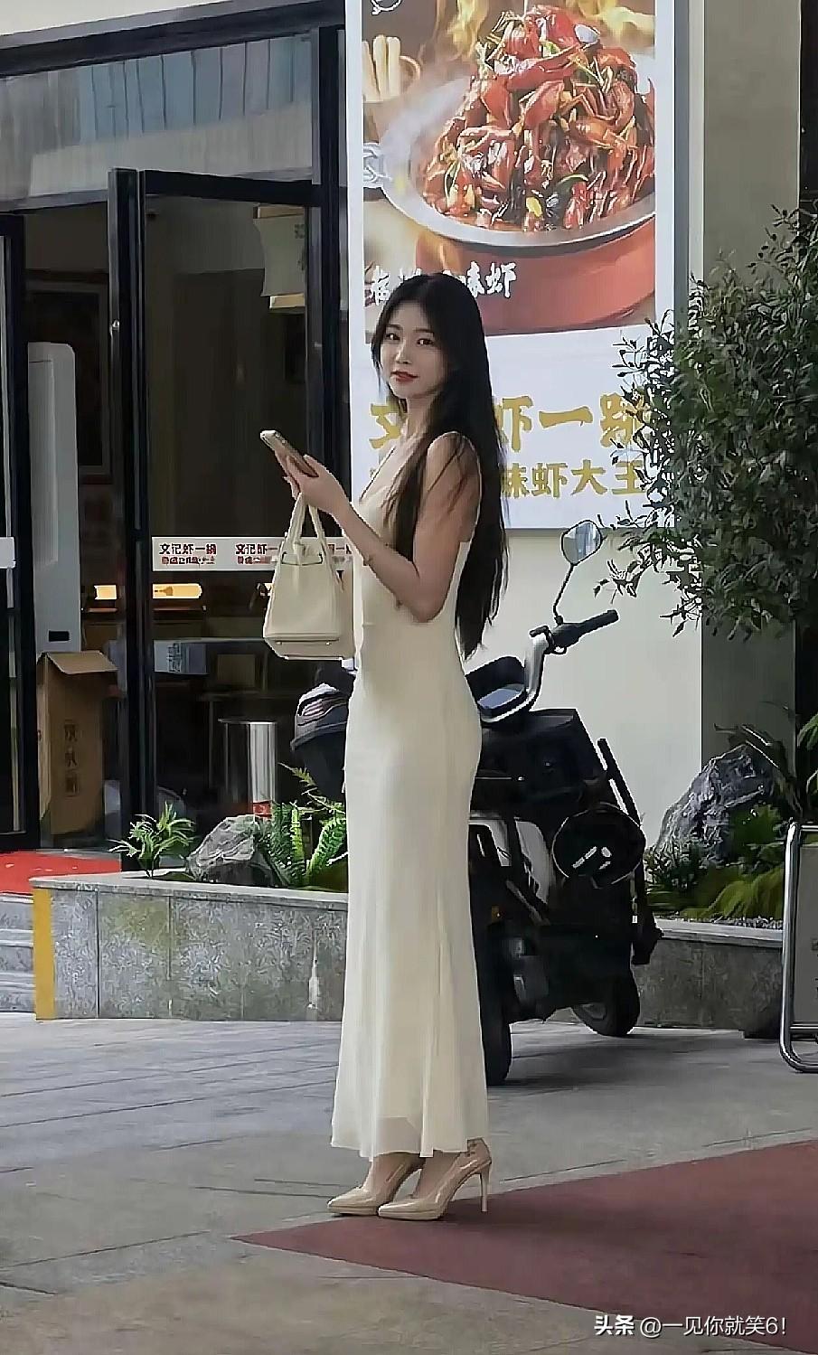 反转来了！

湖南街头原配打小三的视频流出来之后，
大家第一反应都是在指责骂小三