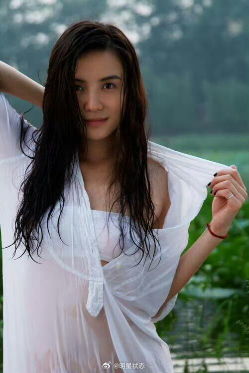 宋佳穿这么透拍写真不尴尬吗 ​​​