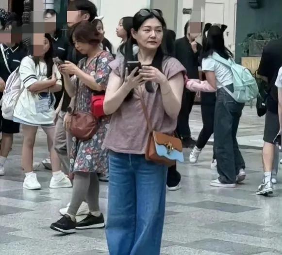 7月18日，有网友遇到了大S具俊晔带着她与汪小菲的女儿儿子一起去游玩的照片，照片