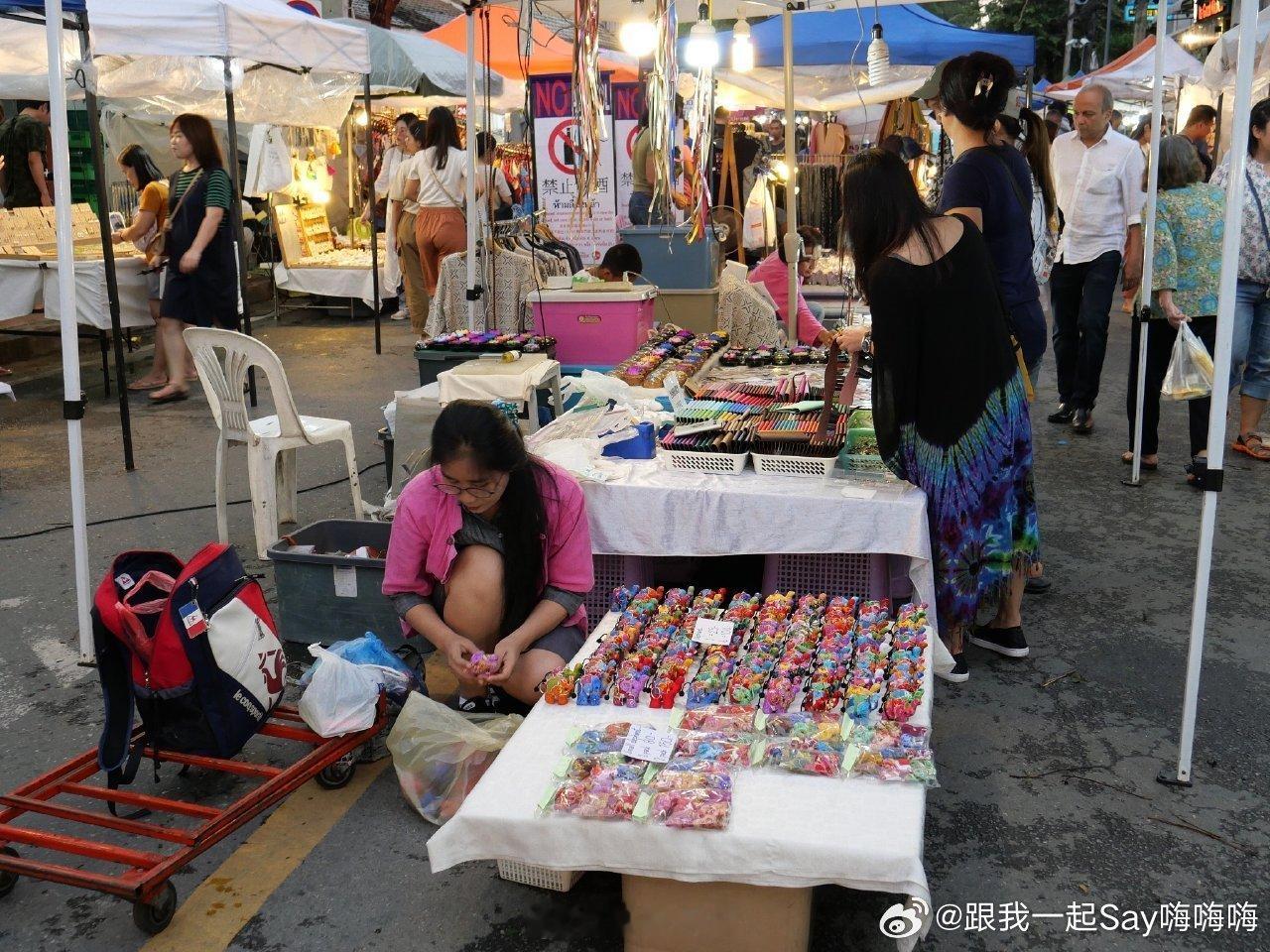 年轻人开始流行旅游摆摊了五一都不出去玩都流行这个了吗，这一届年轻人真的是太拼了吧