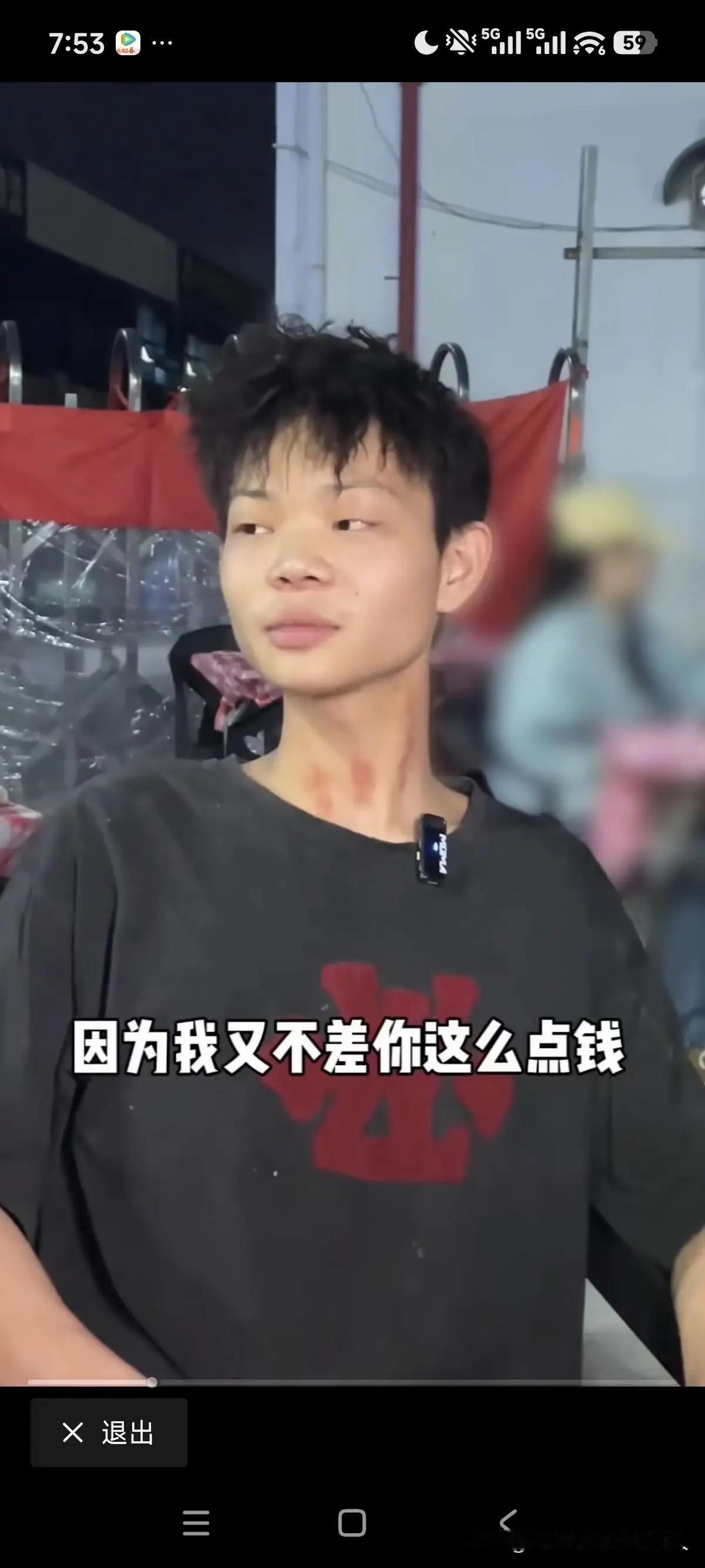面对电视台的独家采访，“火鸡少年”一脸傲气地说：“现在想投资我的人一大把，有个老