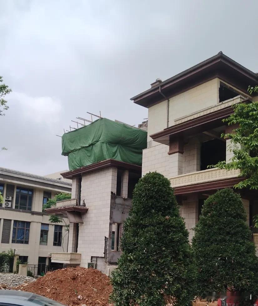 这是标准的违章改建，还不如乡下民房，在这改建面积是改大了还要交很多物业费，去农村