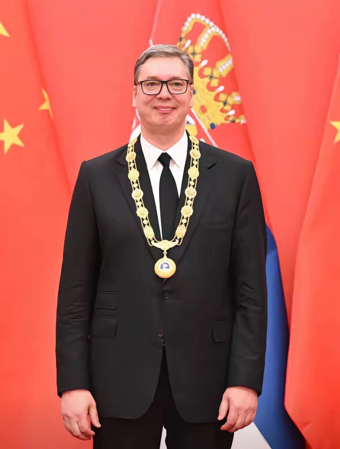 武契奇总统戴上的友谊勋章别的先不说，就单说这份精良的制作工艺，就让人叹服！
​