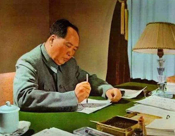 得知雷锋牺牲的消息，毛主席沉默很久，写下了7个大字。

1962年8月15日上午