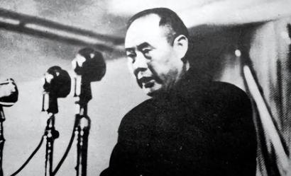 1949年，周总理宣读国家干部名单，念到傅作义的名字时，他突然站起来大声喊：“毛